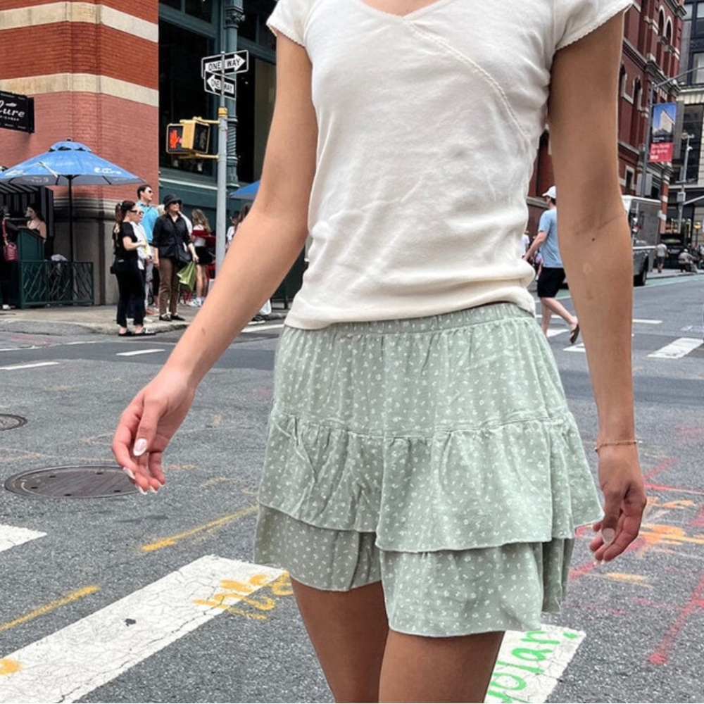 NWOT Brandy Melville IZZY FLORAL MINI SKIRT